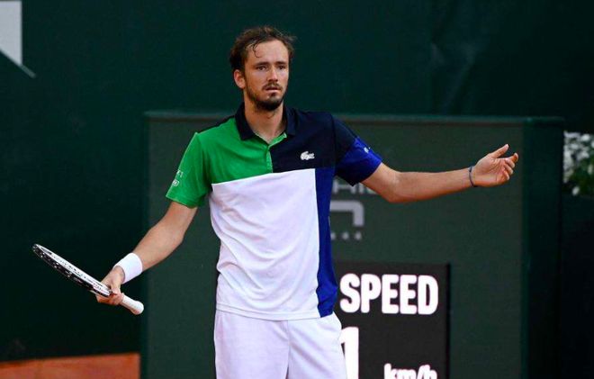 上海德比激烈冲突！特谢拉怒斥茹萨，马宁入场弹压，颜骏凌暴怒